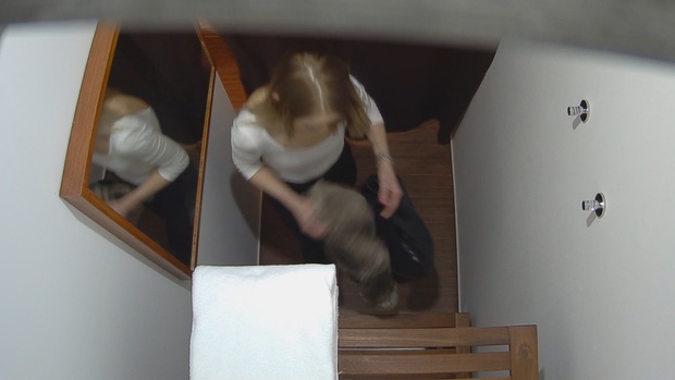 1. Download full pics of 黑发美女在按摩床上承受重压 from czechmassage.com