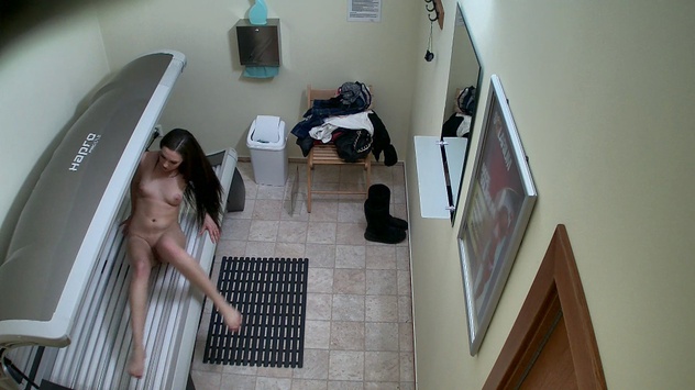 Morena de pelo largo se desnuda de nuevo, Totalmente despistada