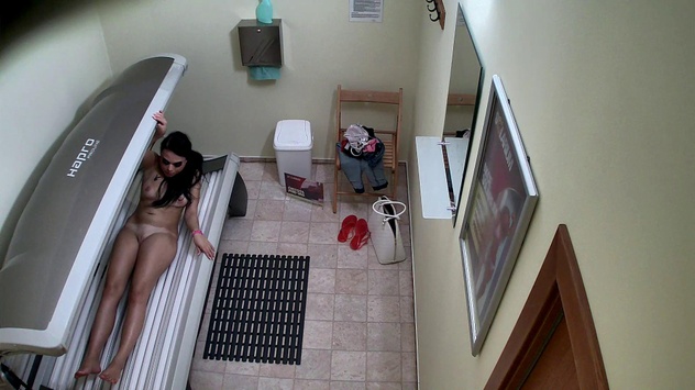 Joven morena en el solárium