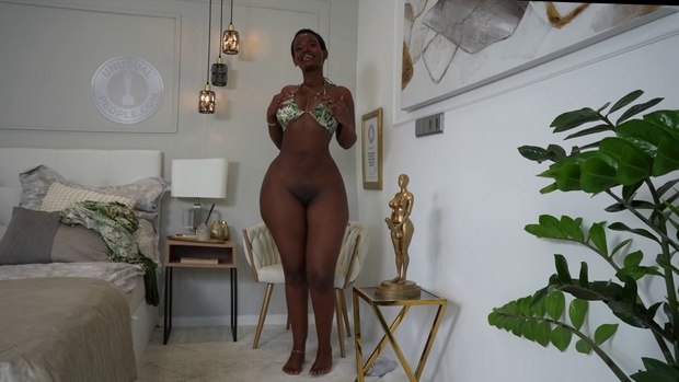 2. Download full pics of Award N.13: Extreme Gluteal Proportions in African Woman from unusualpeople.com